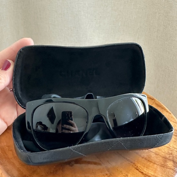 NWT Chanel Black Pilote Sunglasses with Bows on sides case and box included - Picture 14 of 17